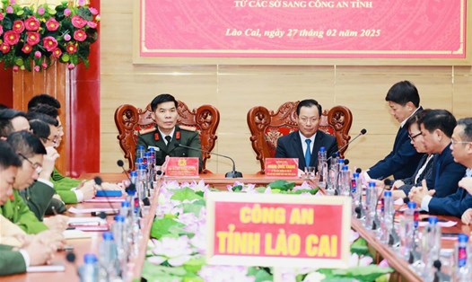Đại tá Cao Minh Huyền - Giám đốc Công an tỉnh cùng Phó Chủ tịch Thường trực UBND tỉnh Lào Cai Hoàng Quốc Khánh tại buổi bàn giao nhiệm vụ. Ảnh: Công an Lào Cai