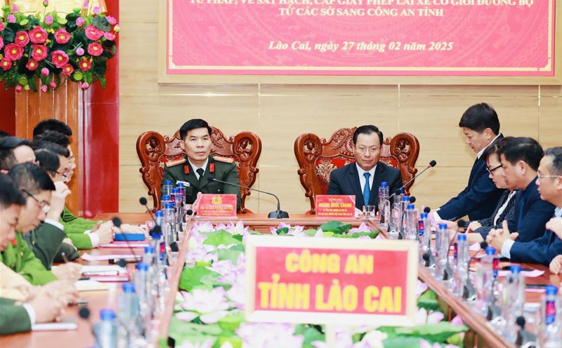 Colonel Cao Minh Huyen - Director of the Provincial Police and Permanent Vice Chairman of Lao Cai Provincial People's Committee Hoang Quoc Khanh at the handover ceremony. Photo: Lao Cai Police