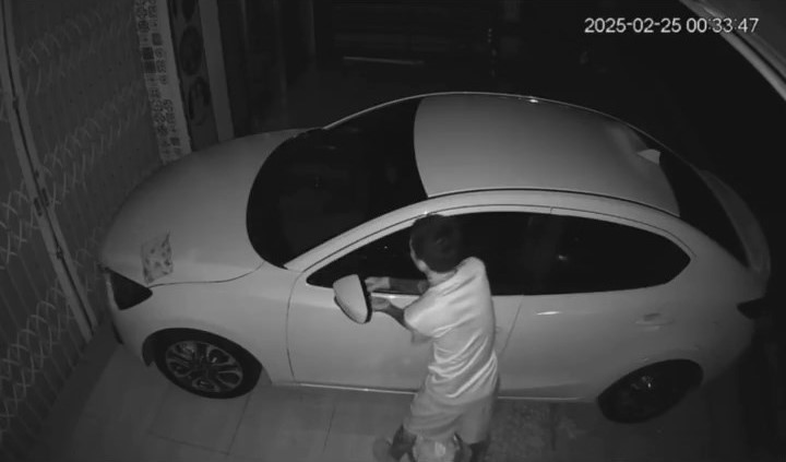 The thief quickly used his hand to quickly remove the rearview mirror of the car. Photo: Lam Hong