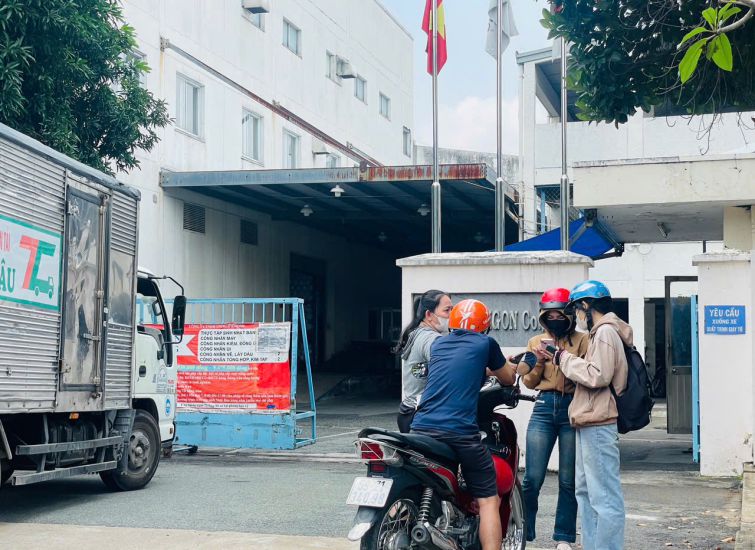 Workers come to Tan Thuan Industrial Park (District 7) to submit applications to find jobs. Photo: Minh Tam