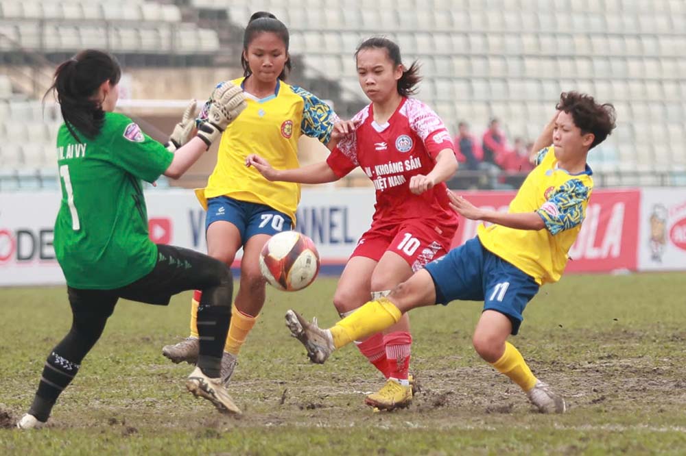 Ho Chi Minh City (yellow shirt) beat Vietnam Coal and Minerals 3-0 in the 7th round of the 2025 National U19 Women's Championship. Photo: VFF