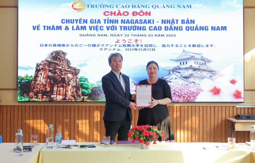 Experts from Nagasaki Province, Japan presented a cooperation letter to Quang Nam College. Photo: Hoang Bin