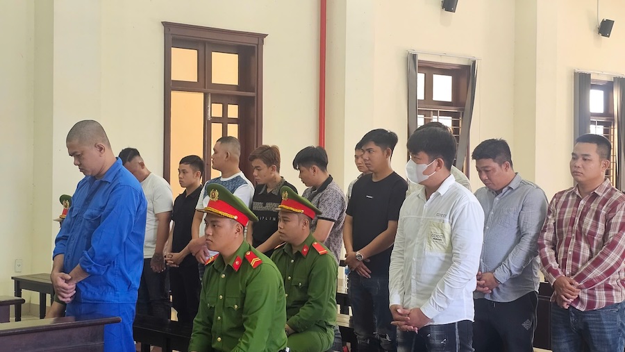 Các bị cáo trong vụ bắn nhau khiến 1 người tử vong tại phiên tòa. Ảnh: Duy Minh