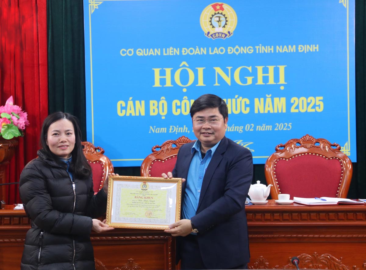 La Federacion Laboral de Nam Dinh celebro una conferencia de funcionarios publicos en 2025. Foto: Federacion de Trabajo de la Provincia Nam Dinh