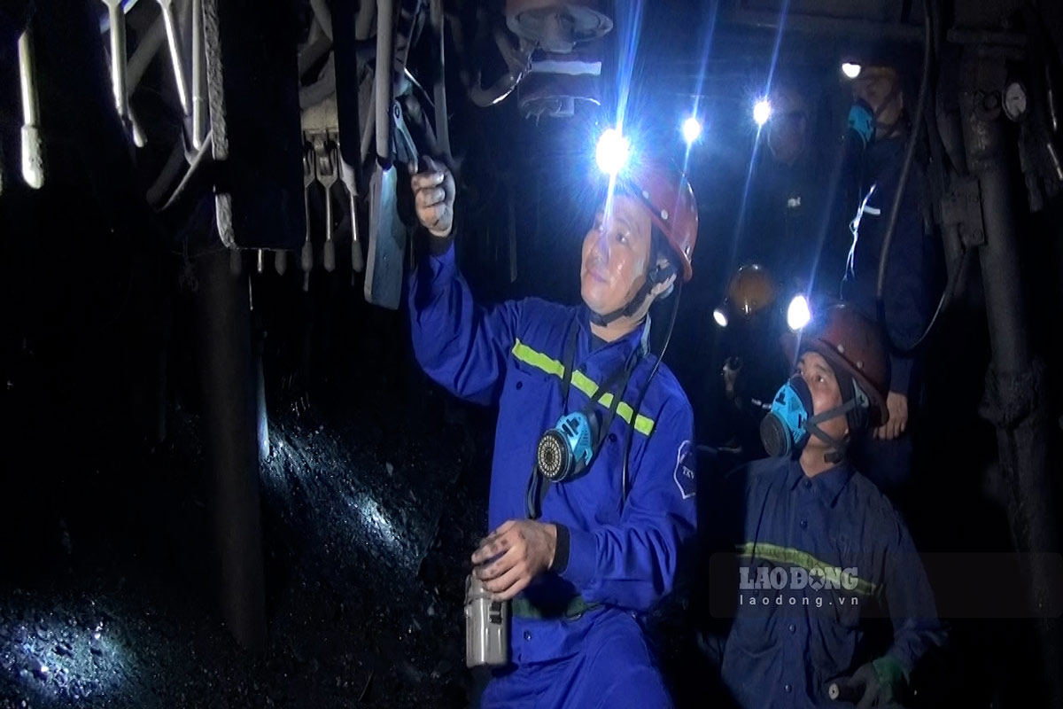 Mr. Nguyen Quoc Dan (left) and his colleagues are installing a protective barrier for the control valve cluster of the object frame. Photo: Doan Hung