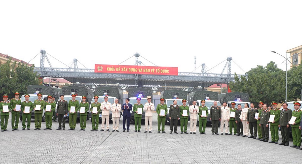 Ha Nam Provincial Police organized the handover of 17 specialized cars to the commune-level Police in the province. Photo: Ha Nam Provincial Police