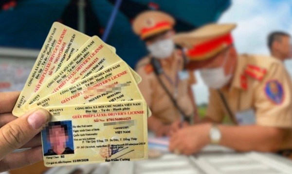Local police will take over the task of testing and granting road motor vehicle driving licenses from the Department of Transport. Photo: Pham Huyen.