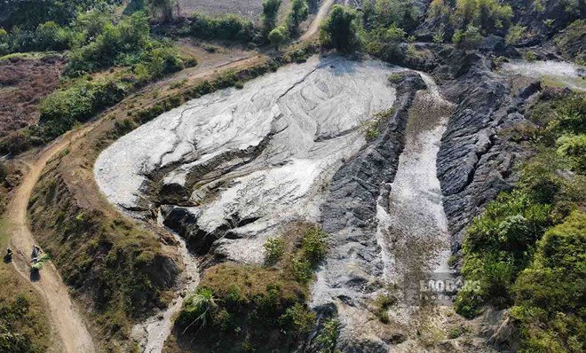 Những bể chứa bùn thải tại mỏ mangan của Công ty cổ phần khoáng sản và công nghiệp Chiến Công (xã Phúc Sơn, Lâm Bình, Tuyên Quang) khiến người dân bất an, lo lắng. Ảnh: Việt Bắc.