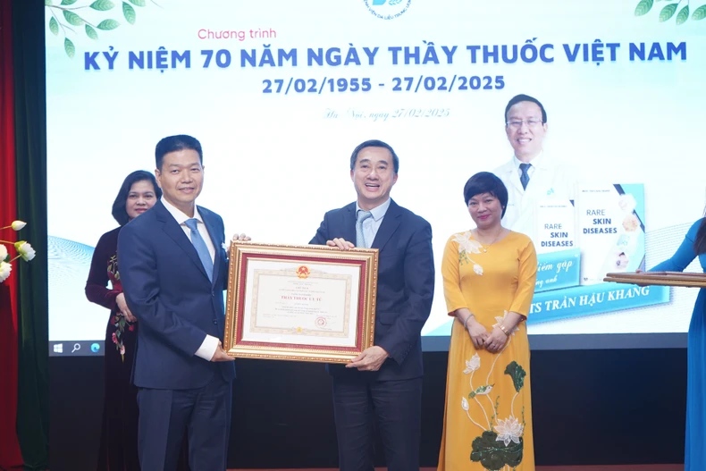 Prof. Dr. Tran Van Thuan, Deputy Minister of Health, presented the title of Meritorious Doctor to Associate Professor, Dr. Le Huu Doanh - Director of the Central Dermatology Hospital. The hospital is where many skin diseases are detected. Photo: Bich Ngoc