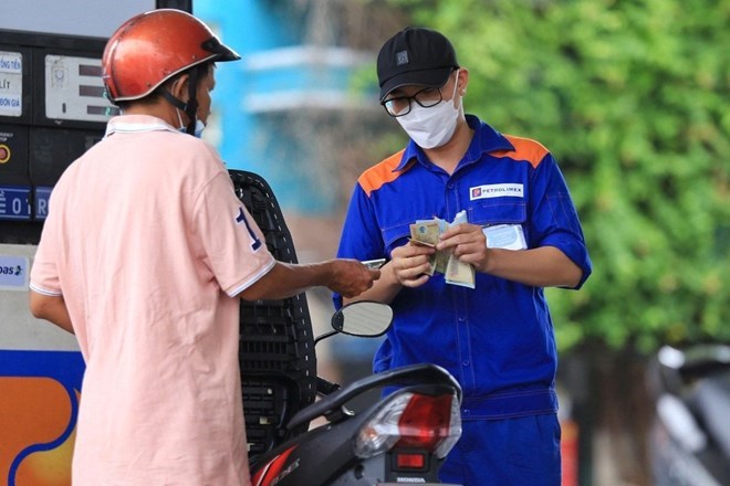 Gia xang dau bien dong trai chieu tu 15h ngay 27.2, sau dieu chinh cua lien Bo Cong Thuong - Tai chinh. Anh: Hai Nguyen