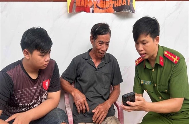 Officers of Dai An Commune Police (Tra Cu District, Tra Vinh Province) instruct people on how to use the VNeID application. Photo: Ministry of Public Security