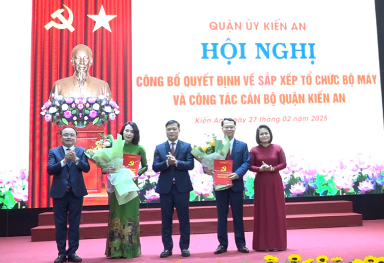 The Standing Committee of Kien An District Party Committee (Hai Phong) presented the decision to the appointed officials. Photo: Hai Phong Portal