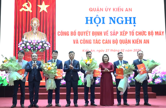 Ban Thuong vu Quan uy Kien An trao quyet dinh, tang hoa cac can bo duoc bo nhiem. Anh: Cong TTDT Hai Phong