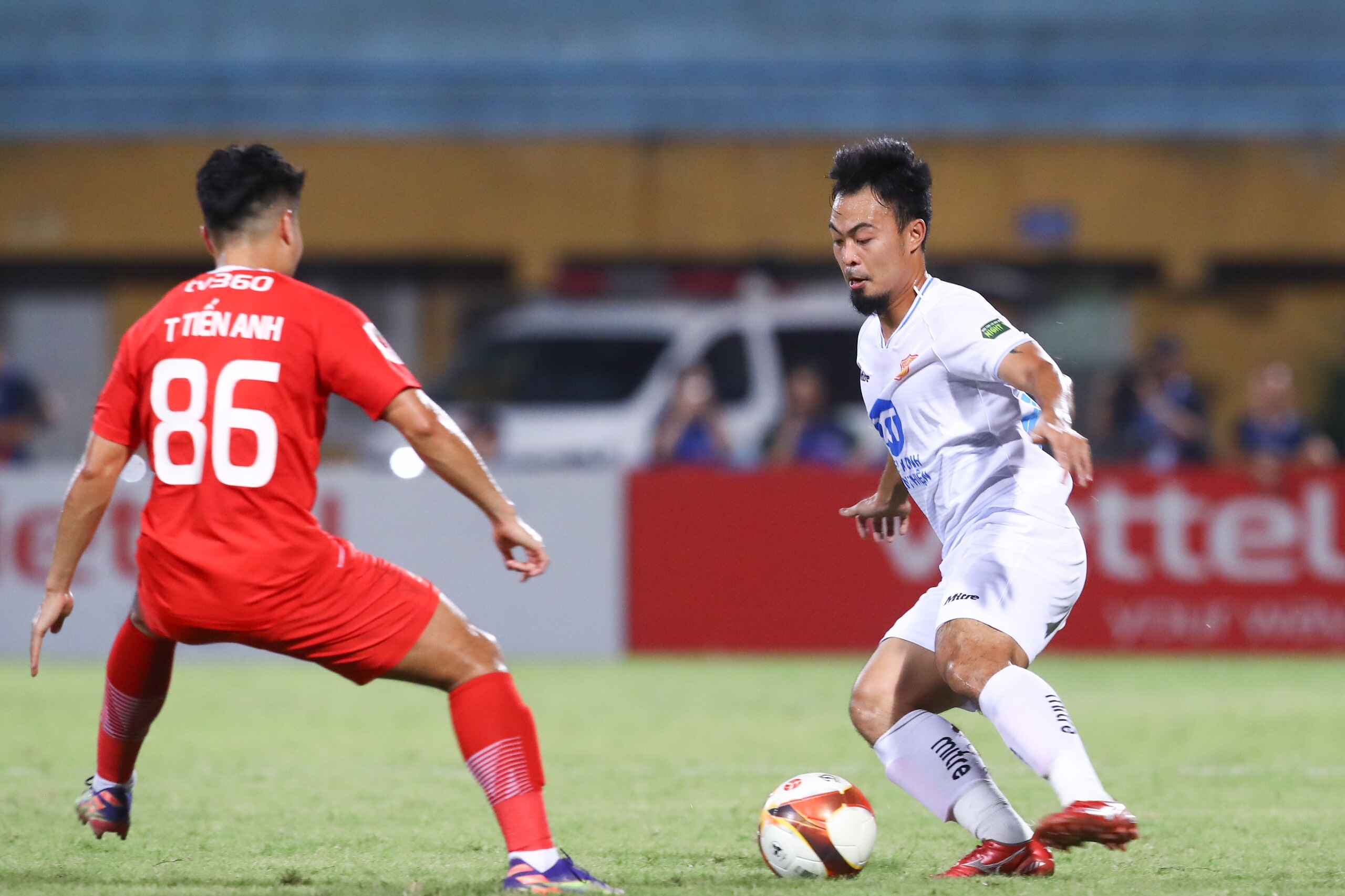 The Cong Viettel vs Nam Dinh is the highlight match of the match schedule on February 28. Photo: Minh Dan