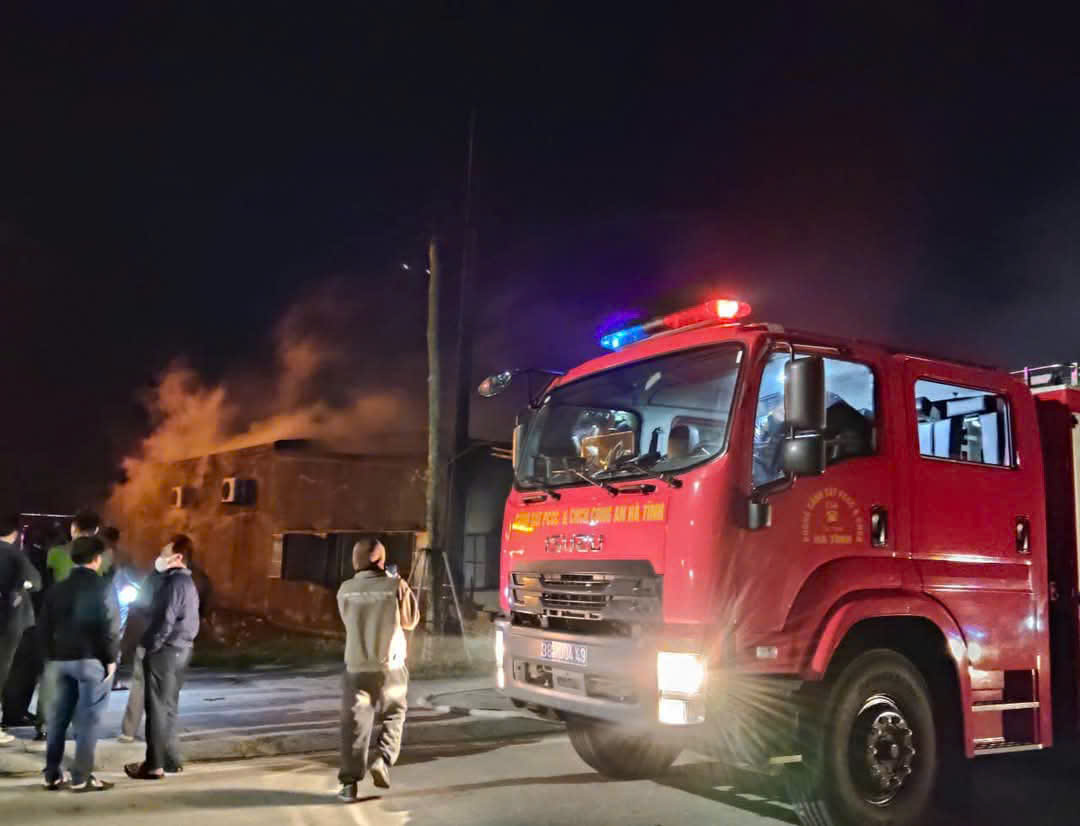 Fire trucks arrived to put out the fire. Photo: Ha Tinh.
