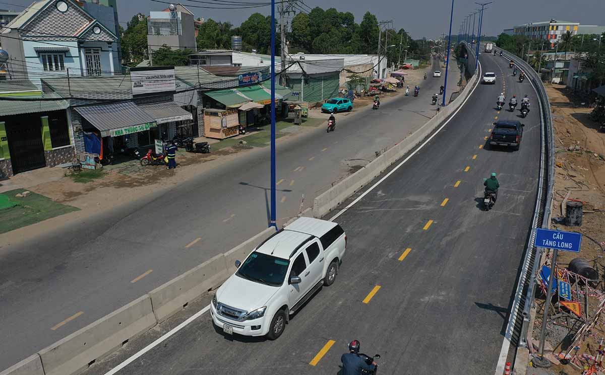 Ho Chi Minh City residents happily journeyed on the new bridge after 8 years of waiting. Photo: Anh Tu