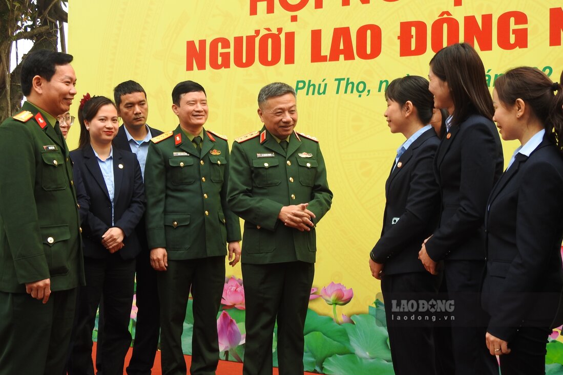 Thượng tướng Lê Quang Minh trò chuyện, thăm hỏi, dặn dò cán bộ, người lao động Nhà máy Z121. Ảnh: Tô Công.