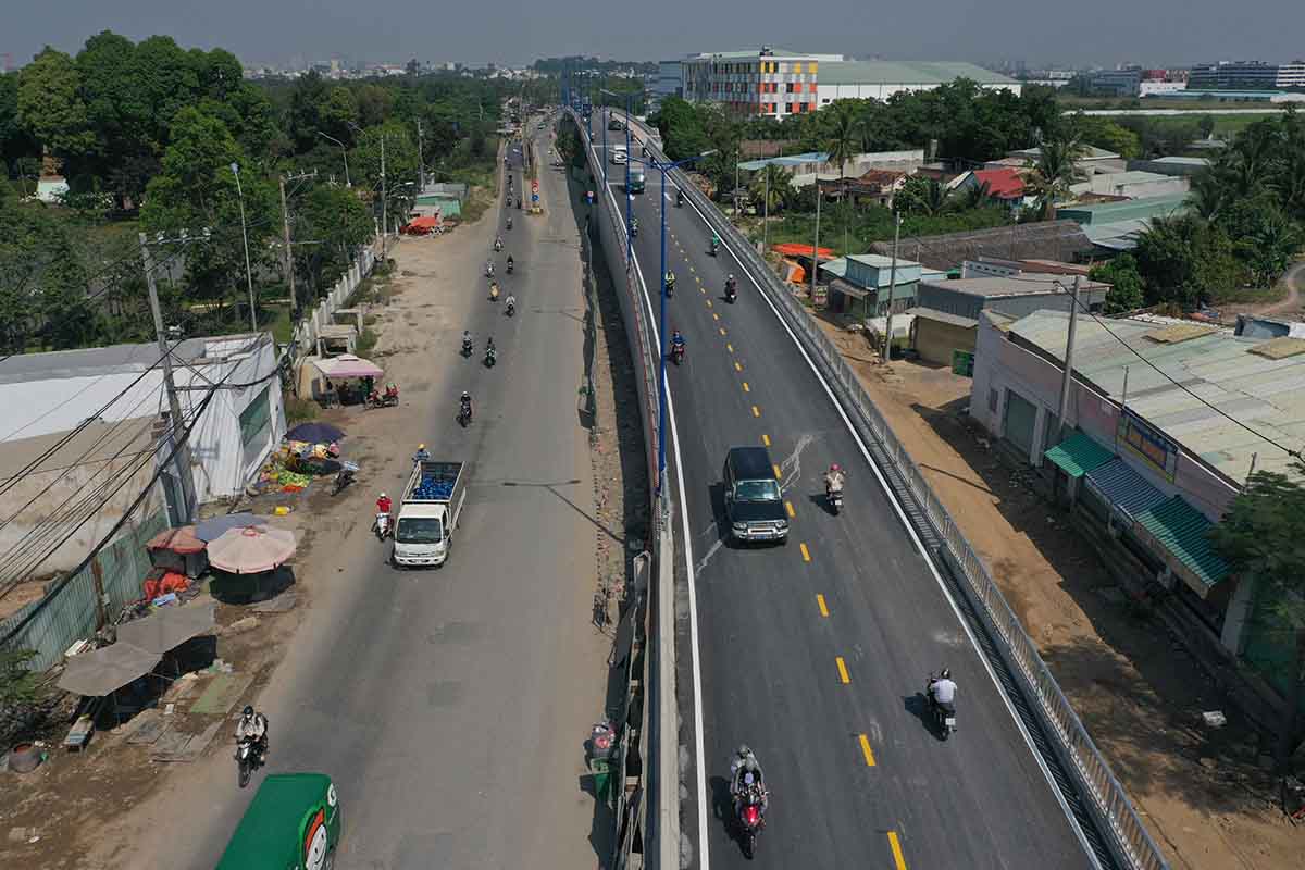 A branch of Tang Long Bridge (Thu Duc City) opens to traffic after 8 years of being shelved. Photo: Anh Tu