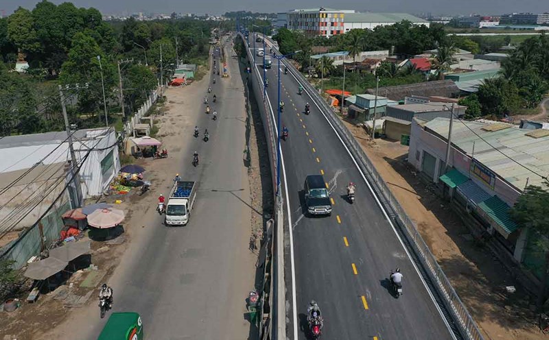A branch of Tang Long Bridge (Thu Duc City) opens to traffic after 8 years of being shelved. Photo: Anh Tu