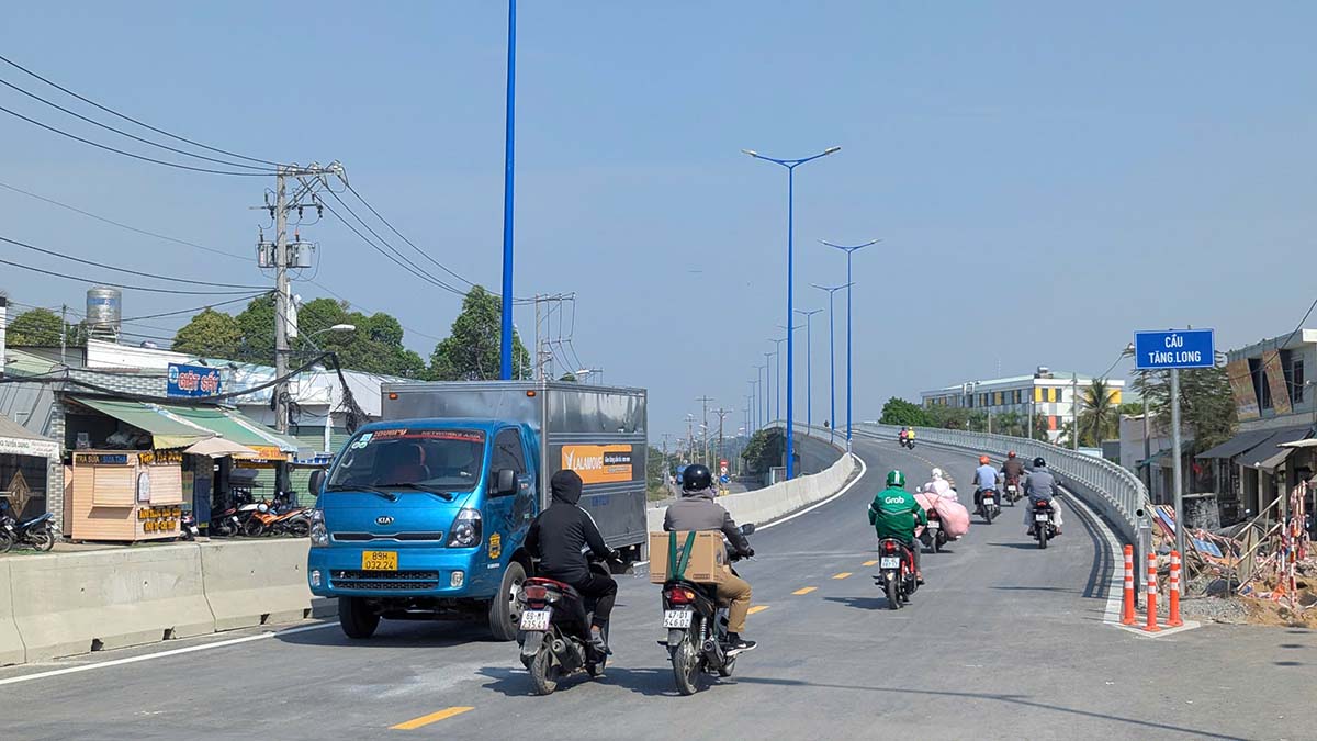 Nguoi dan vui mung di tren cay cau moi. Anh: Tu Quynh