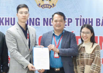Leaders of the Trade Union of Industrial Parks of Bac Giang province (middle) presented the decision to establish a grassroots trade union. Photo: Quang Dung.