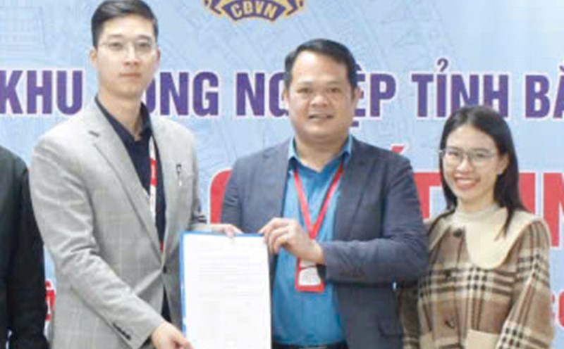 Leaders of the Trade Union of Industrial Parks of Bac Giang province (middle) presented the decision to establish a grassroots trade union. Photo: Quang Dung.
