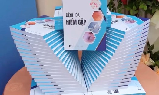 Cuốn sách "Bệnh da hiếm gặp"