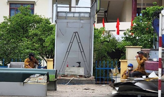 Vietcombank Quảng Ngãi đã tháo dỡ trụ ATM xây dựng không phép trong khuôn viên trụ sở UBND phường Quảng Phú. Ảnh: Viên Nguyễn.