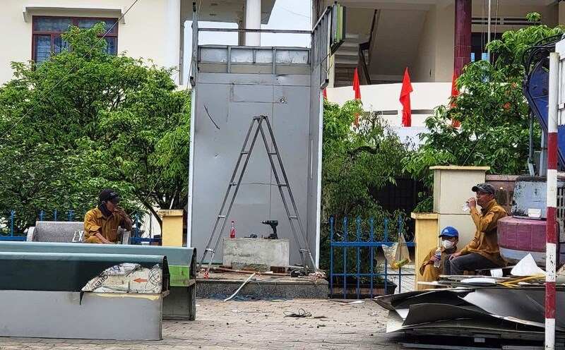 Vietcombank Quang Ngai has dismantled an illegal ATM pillar built in the premises of the People's Committee of Quang Phu Ward. Photo: Vien Nguyen.