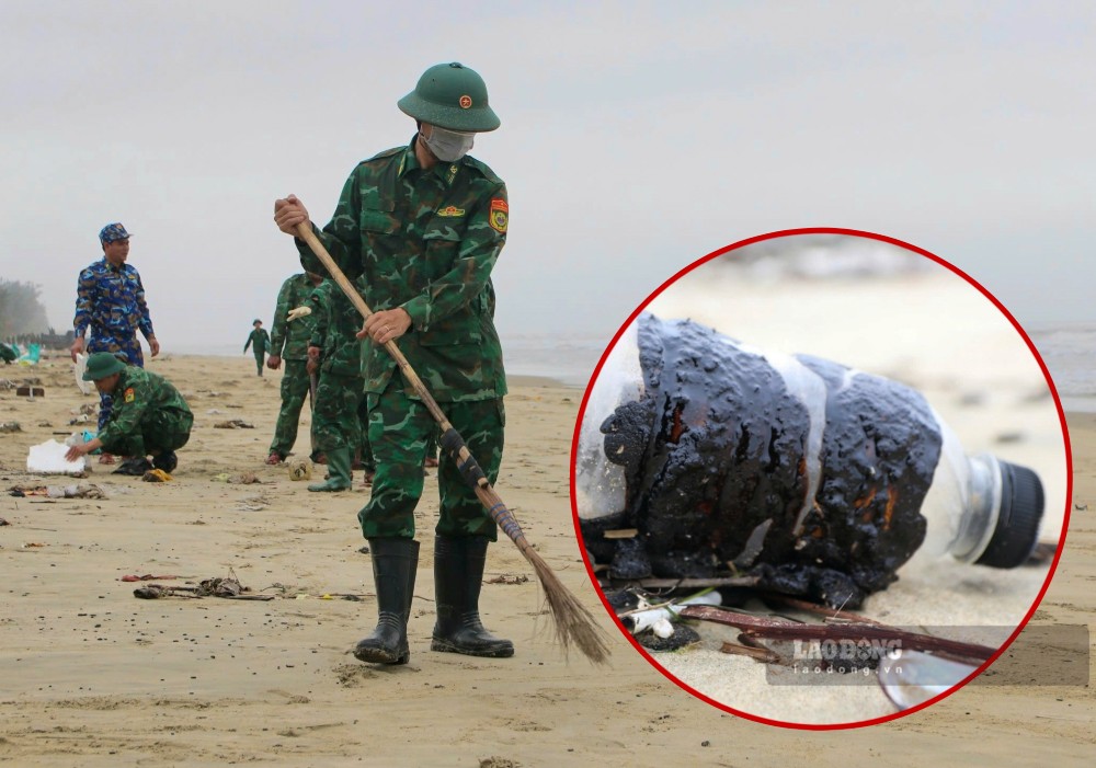 The authorities collected and treated dozens of tons of bulk crude oil drifting ashore in Lang Co town, Phu Loc district (Hue city). Photo: Phuc Dat.