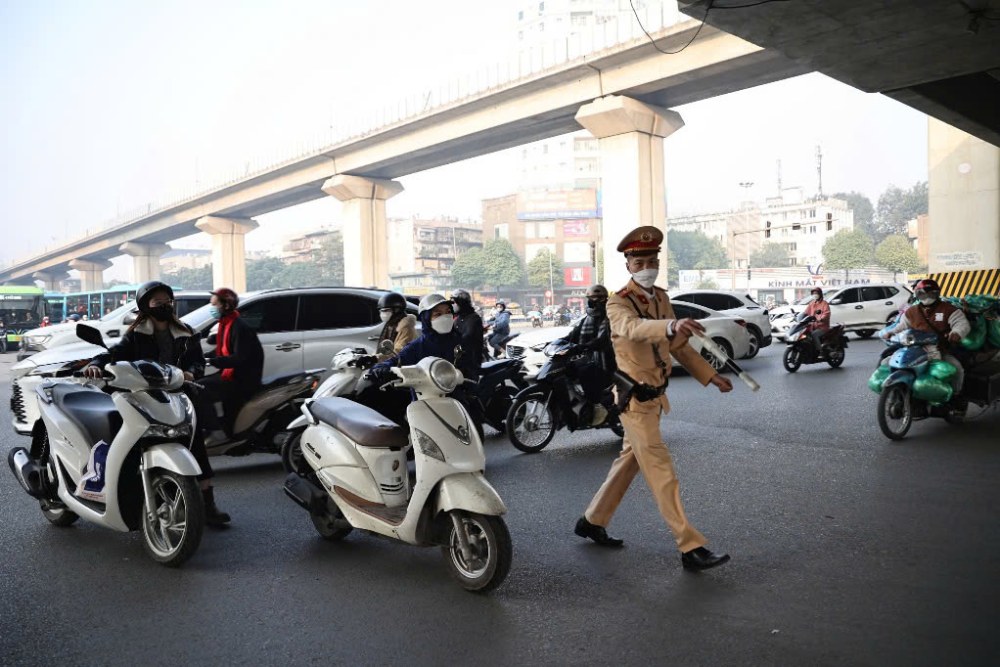 Hanoi Traffic Police Department handles violations of running red lights at Nguyen Trai - Khuat Duy Tien intersection. Photo: Pham Dong
