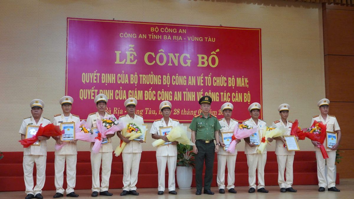 Ba Ria - Vung Tau Provincial Police presented decisions to officers approved for retirement. Photo: Thanh An