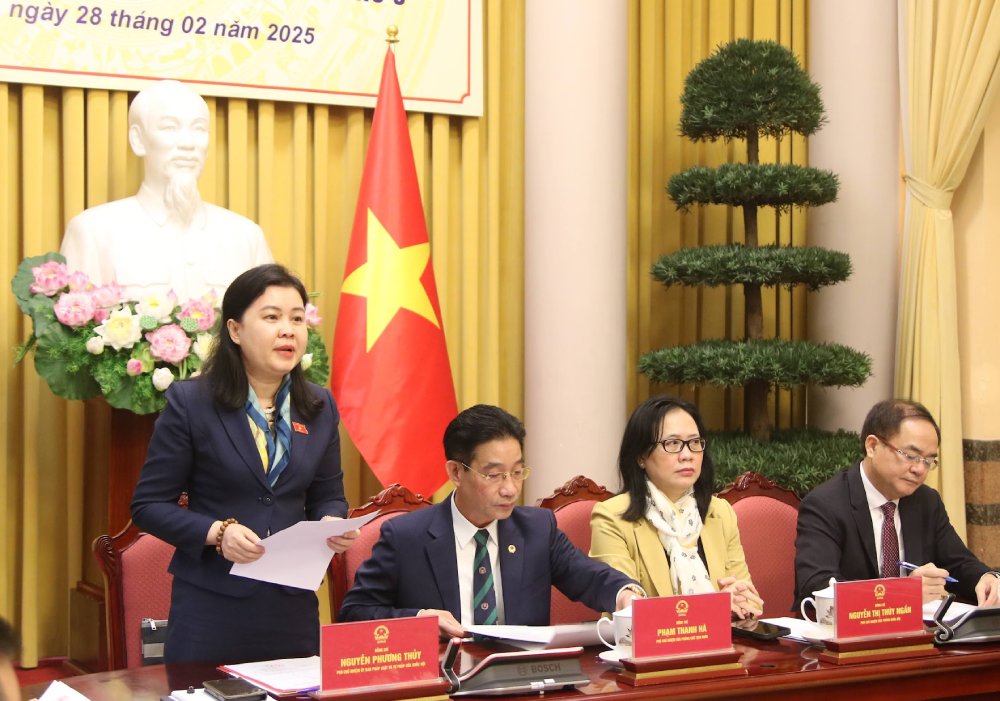 Vice Chairman of the National Assembly's Committee on Law and Justice Nguyen Phuong Thuy answered questions related to increasing the number of deputy heads when reorganizing the apparatus. Photo: T.Vuong
