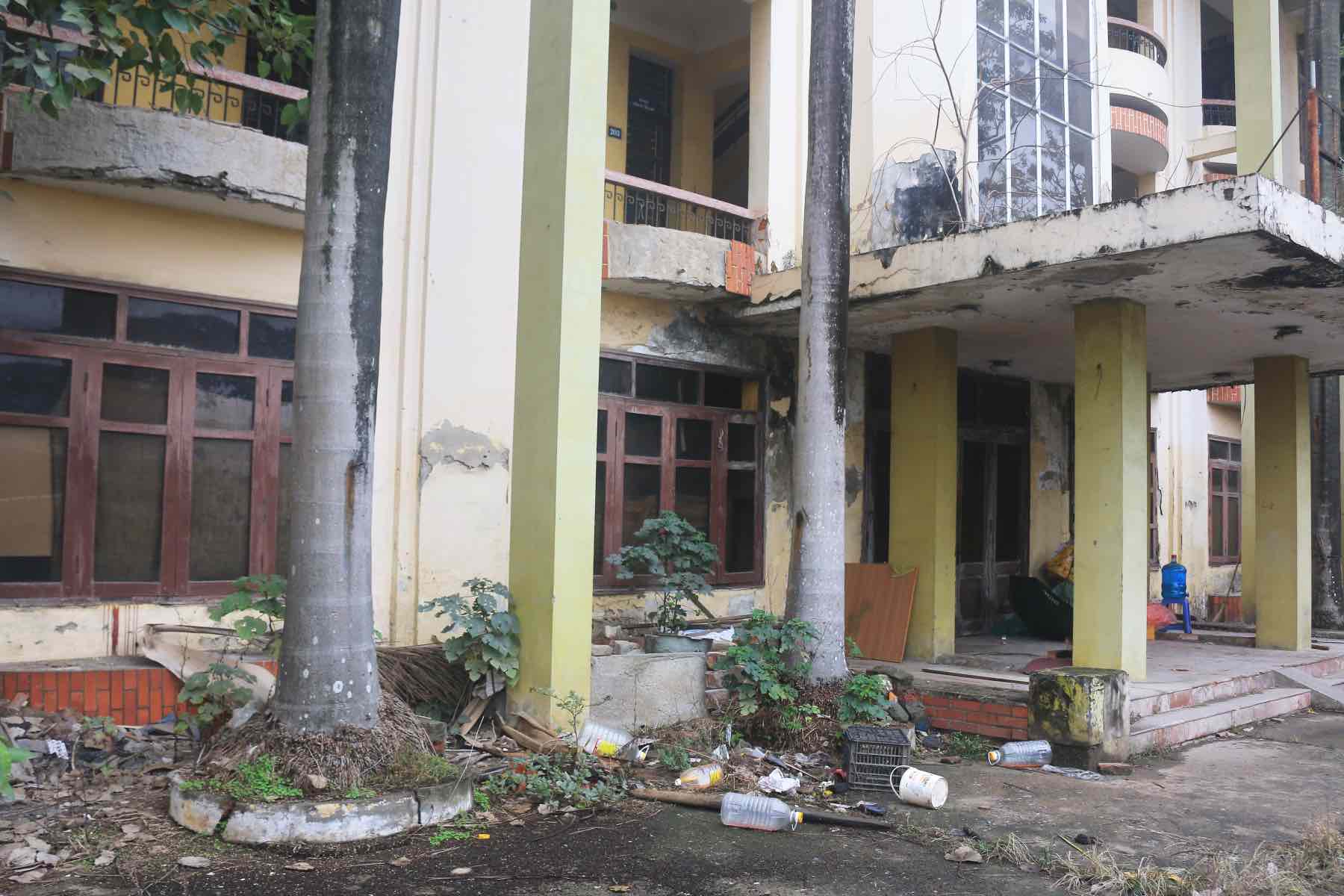 Trong khuôn viên trụ sở, cỏ dại mọc um tùm.