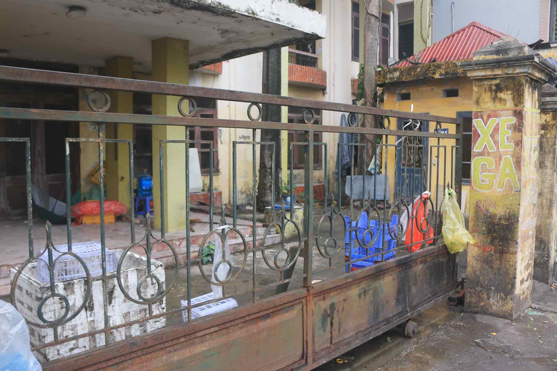 Sân trụ sở bị những người bán hàng sử dụng làm nơi chứa đồ đạc.