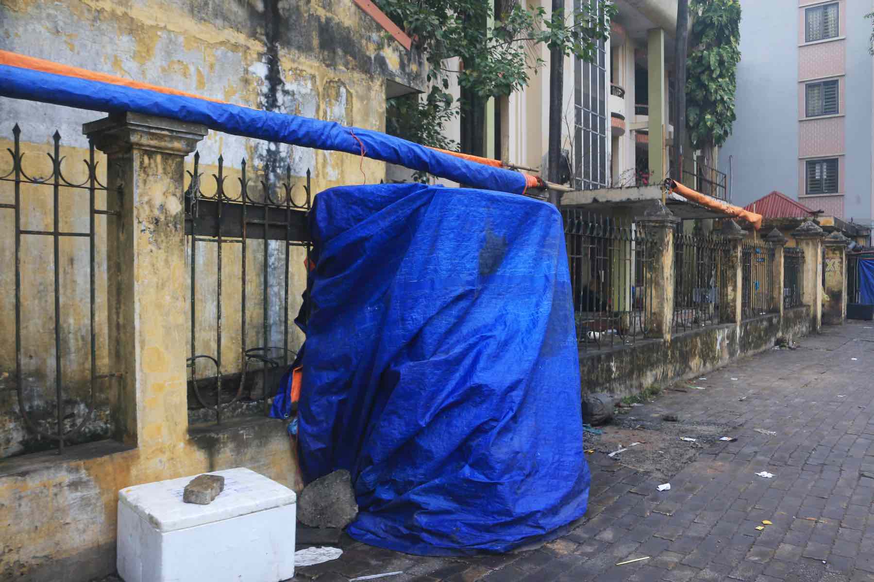 Vỉa hè thành nơi tập kết hàng hóa. 