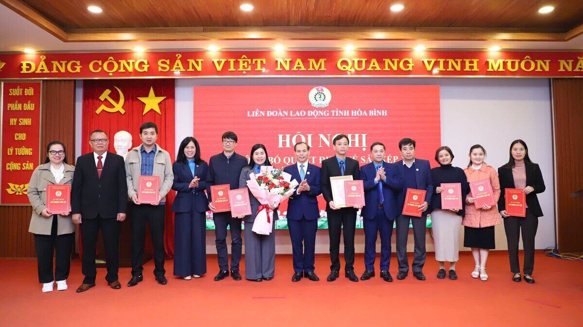 The Hoa Binh Provincial Federation of Labor announced the arrangement and streamlining of the apparatus and staff. Photo: Yen San