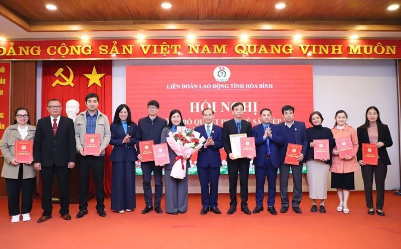 The Hoa Binh Provincial Federation of Labor announced the arrangement and streamlining of the apparatus and staff. Photo: Yen San