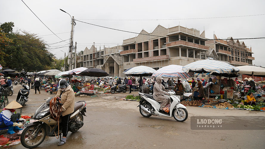 Cho du lich Muong Thanh dua vao su dung se giai quyet tinh trang lan chiem via he, hanh lang giao thong.