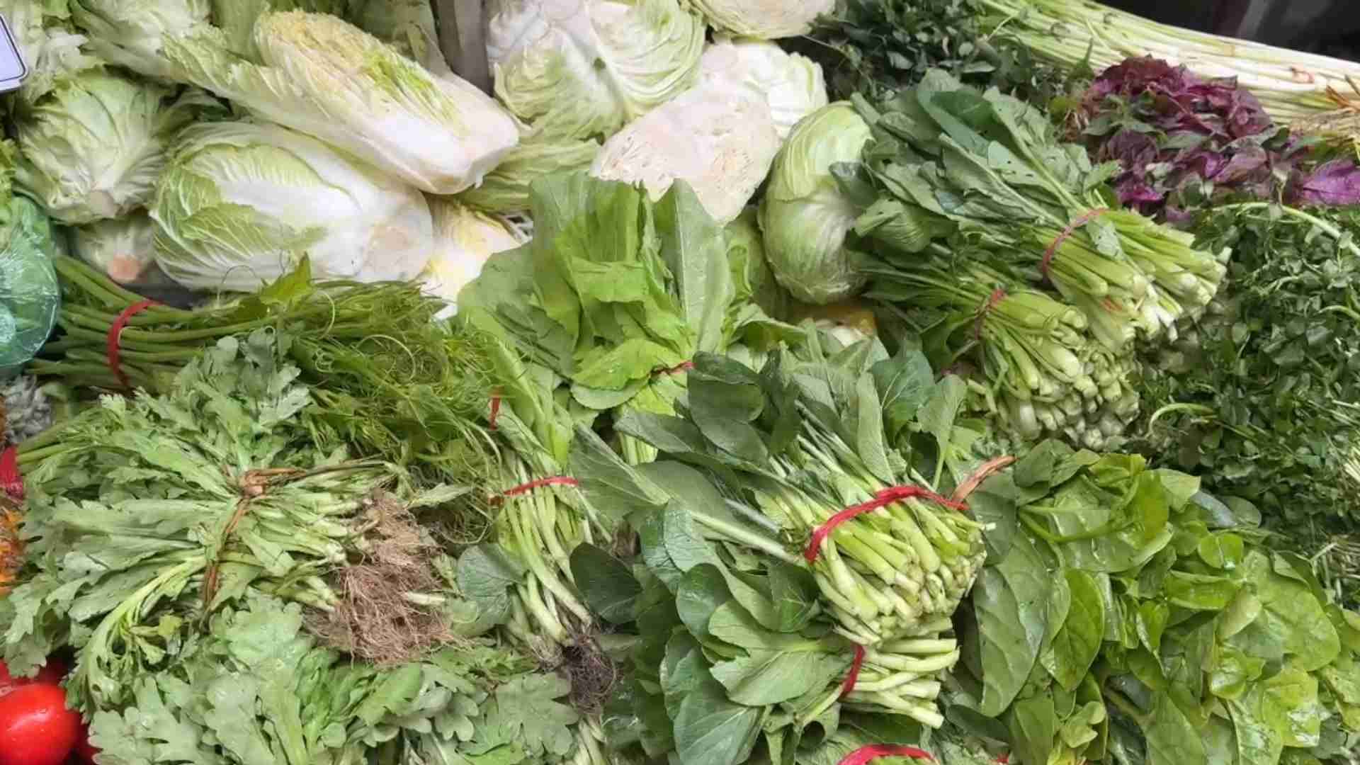 La lluvia fria prolongada no solo afecta la vida diaria, sino que tambien hace que el precio de las verduras verdes en Hanoi aumente bruscamente. Foto: Huyen Trang