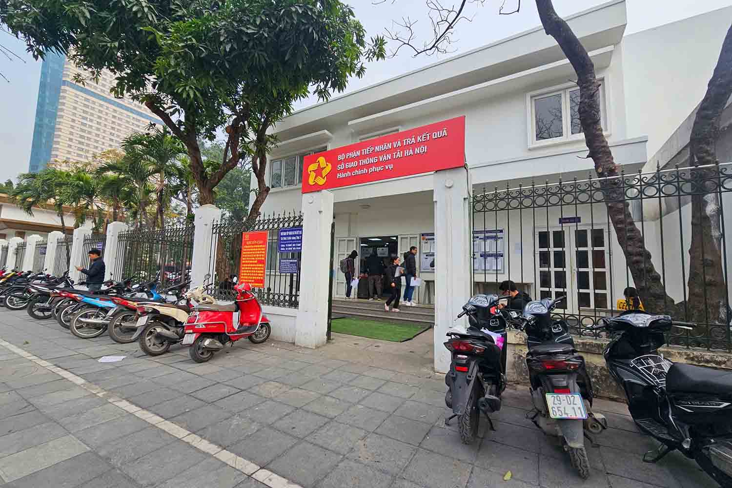 Hanoi Department of Transport stops accepting driver's license renewal from 1.3. Photo: Huu Chanh