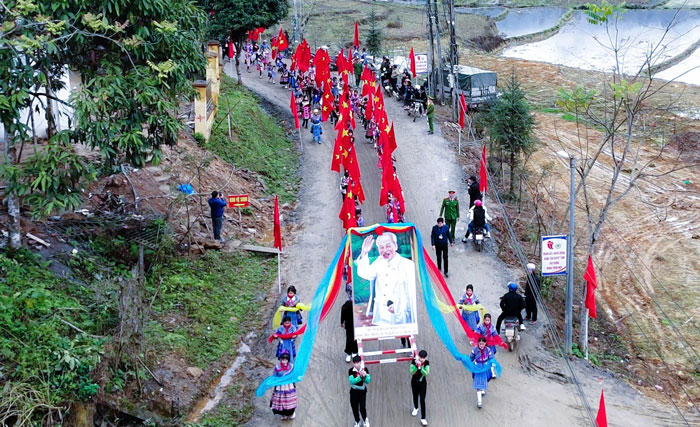 Ông Vũ Xuân Bá – Bí thư Đảng bộ xã Nà Hẩu, huyện Văn Yên, tỉnh Yên Bái cho biết: “Tết rừng không chỉ là nghi lễ độc đáo có ý nghĩa tâm linh cầu phúc, góp phần bảo tồn các giá trị vật chất, tinh thần trong cộng đồng các dân tộc mà còn thiết thực góp phần vào công tác quản lý, bảo vệ tài nguyên rừng cũng như bảo vệ môi trường sinh thái. Trong Tết rừng, các thôn bản sẽ tổ chức Hội thề giữ rừng để đánh giá kết quả công tác bảo vệ rừng, tuyên dương các gia đình làm tốt và nhắc nhở, phê bình các hộ làm chưa tốt. Mọi người cùng nhau cam kết cùng nhau đoàn kết giữ rừng, không ai được vi phạm các quy định chung của làng”.  