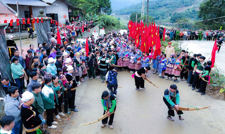 Tết rừng còn là dịp để trai gái người Mông gặp gỡ, tìm kiếm bạn đời. Có những đôi bạn trẻ dù ở cách xa nhau nhưng đã nên duyên vợ chồng khi gặp nhau tại đây.  