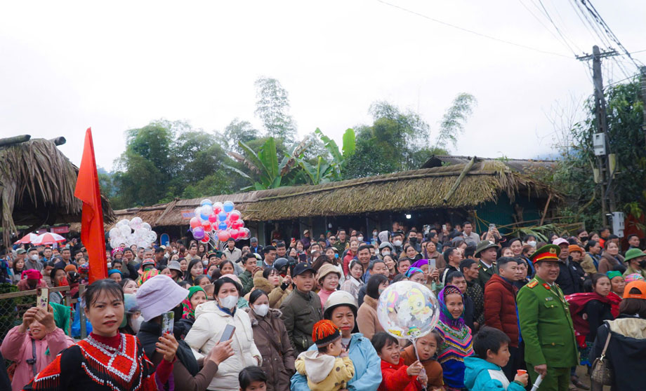 Về Nà Hẩu những ngày cuối tháng Giêng, đầu tháng Hai âm lịch, người dân và du khách sẽ cảm nhận được không khí náo nức đón Tết rừng của bà con người Mông. Nét đặc sắc của Tết rừng đã tạo tính lan tỏa ra đồng bào các dân tộc khác trong huyện Văn Yên.  