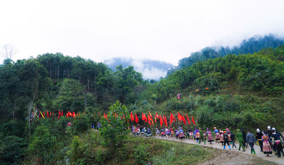 Cộng đồng người Mông sống ở xã Nà Hẩu hiện nay di chuyển từ hai huyện Si Ma Cai và Bắc Hà, tỉnh Lào Cai về từ năm 1979.  