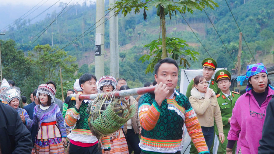 Cứ vào ngày cuối cùng của tháng giêng âm lịch hằng năm, đồng bào lại cúng rừng tại khu rừng cấm của ba thôn trong xã là Bản Tát, Trung Tâm, Ba Khuy, nơi có những cây táu cổ thụ cao đẹp nhất.