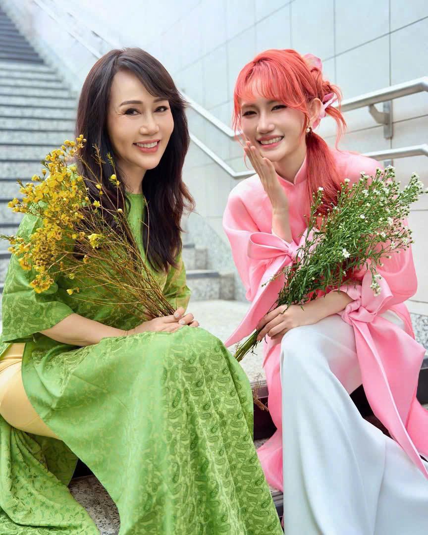 Nu ca si diu dang trong thiet ke ao dai chup anh cung me cua minh.
