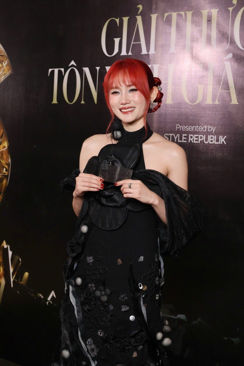 Tai Le trao giai SR Fashion Awards - Giai thuong Ton vinh gia tri Viet, Hoang My An khoe ve dep quyen ru khi dien thiet ke Mystic Charming nam trong bo suu tap Xuan He Peacedream 2025 cua She By Hoa Nguyen. Diem nhan doc ban cua Mystic Charming la chi tiet bong hong 3D nhu dang no ro trong man dem bi an.