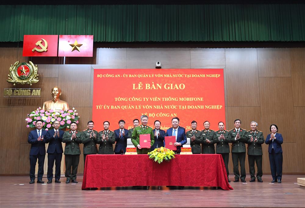 Deputy Minister Nguyen Ngoc Lam and Vice Chairman of the State Capital Management Committee at Enterprises Nguyen Ngoc Canh signed a handover minutes. Photo: Ministry of Public Security
