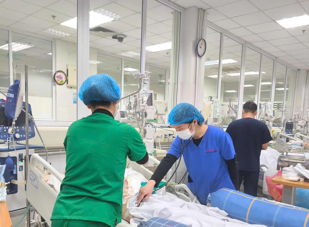 Doctors provided emergency care and treated a girl in shock absorption due to a buildup of yellow blood cells. Photo: Thanh Dang
